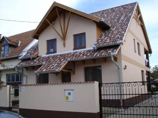 Mediterran Apartman Es Vendeghaz Hajduszoboszlo Exterior foto