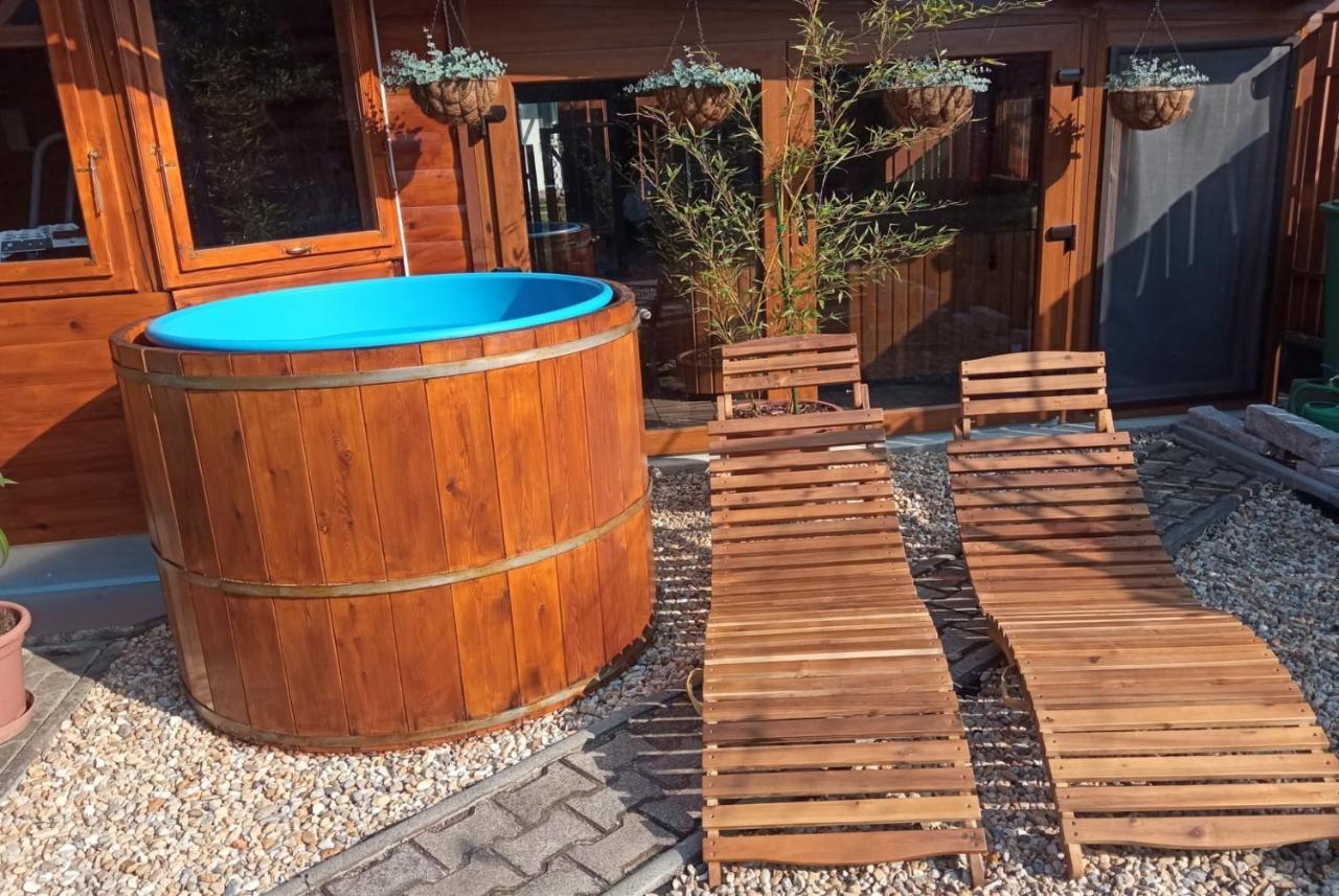 Mediterran Apartman Es Vendeghaz Hajduszoboszlo Exterior foto