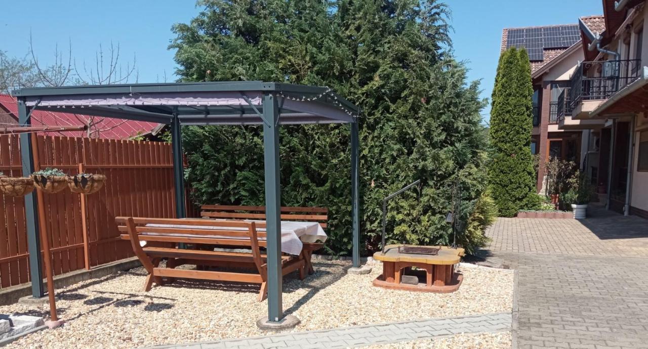 Mediterran Apartman Es Vendeghaz Hajduszoboszlo Exterior foto