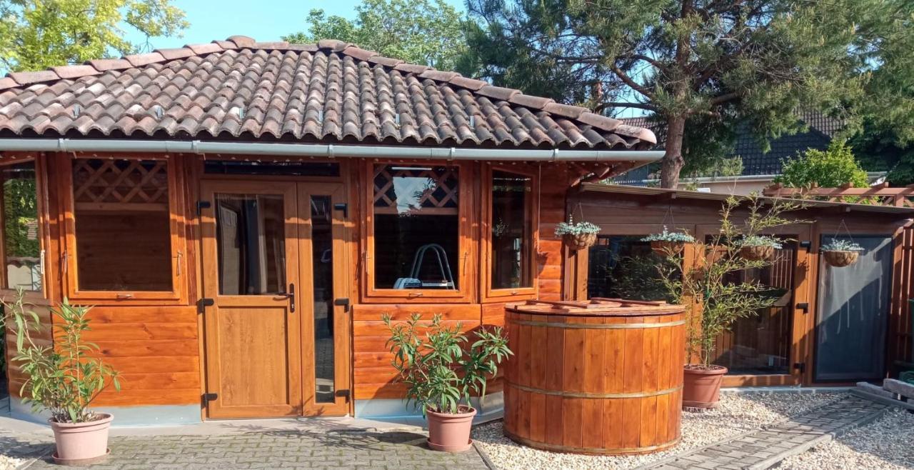 Mediterran Apartman Es Vendeghaz Hajduszoboszlo Exterior foto
