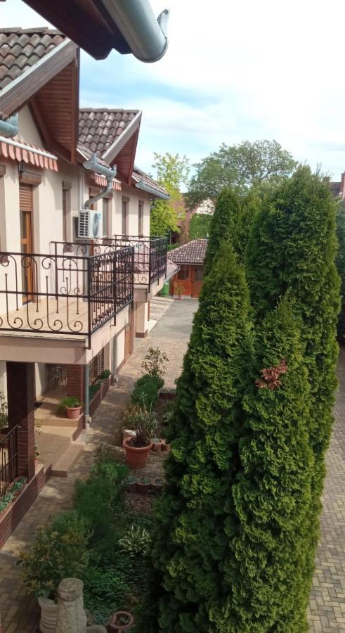 Mediterran Apartman Es Vendeghaz Hajduszoboszlo Exterior foto