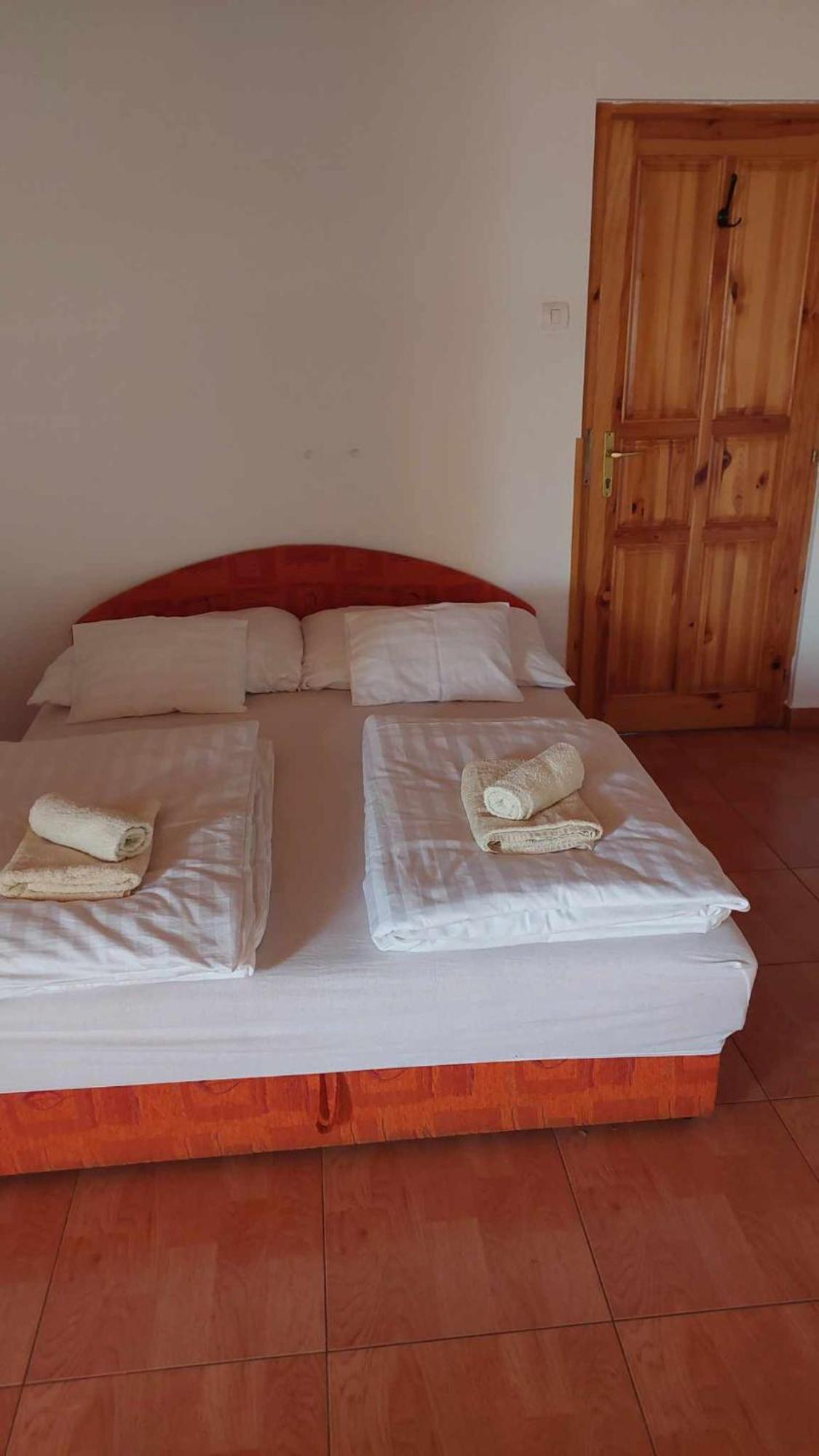 Mediterran Apartman Es Vendeghaz Hajduszoboszlo Exterior foto