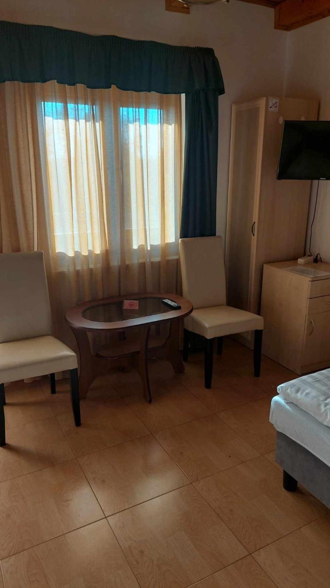 Mediterran Apartman Es Vendeghaz Hajduszoboszlo Exterior foto